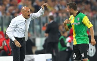 TURIN, ITALY - SEPTEMBER 22:  AC Chievo Verona manager Domenico Di Carlo issues instructions to his player Perparim Hetemaj during the Serie A match between FC Juventus v AC Chievo Verona at Juventus Arena on September 22, 2012 in Turin, Italy.  (Photo by Marco Luzzani/Getty Images)