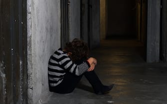 Italia , Milano - bambino di 6 anni soffre e piange per la paura - aumento delle violenze domestiche e abusi sessuali  sui minori durante Covid-19 Coronavirus epidemia e lockdown