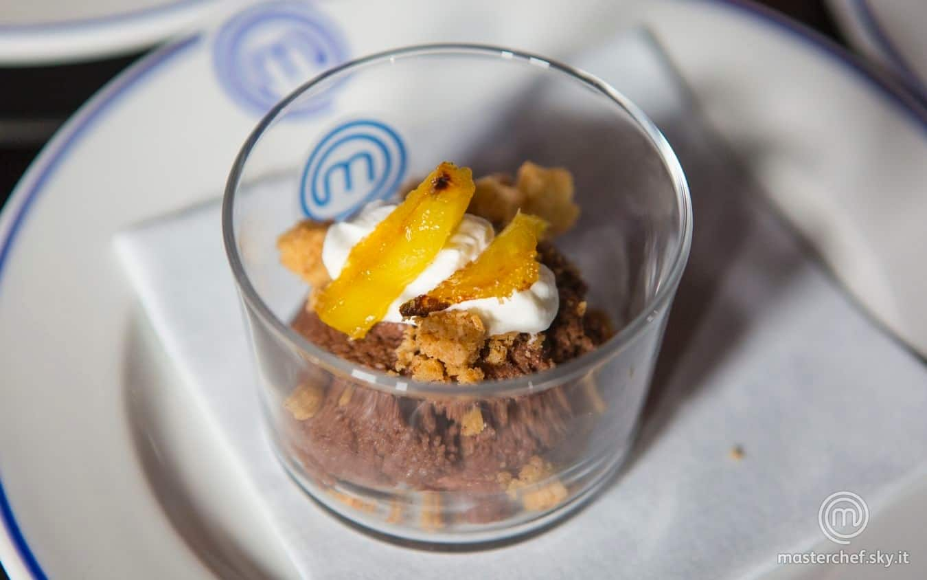 Mousse al cioccolato fondente e cocco con ananas caramellato