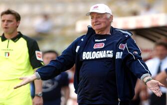 20050529-BOLOGNA-SPR:CALCIO:BOLOGNA-SAMPDORIA.L'allenatore del Bologna Carletto Mazzone perplesso.GIORGIO BENVENUTI-ANSA
