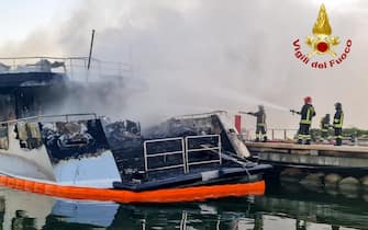 Uomini dei vigili del fuoco spengono un incendio