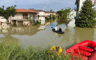 Due cittadini aiutano i soccorsi con la canoa a Faenza, 03 maggio 2023.
ANSA/ TOMMASO ROMANIN