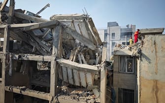 attacco israele contro iran TEHRAN, IRAN - JUNE 13: People look over damage to buildings following Israeli airstrikes on June 13, 2025 in Tehran, Iran. (Photo by Majid Saeedi/Getty Images)