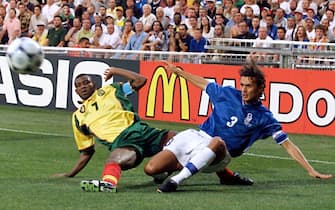 SMM12-19980617-MONTPELLIER: Cameroon's Francois Omam Biyick (L) duels with Italian captain Paolo Maldini, 17 June at the Stade de la Mosson in Montpellier during the 1998 Soccer World Cup Group B first round match between Italy and Cameroon. Italy leads 1-0 at halftime. (ELECTRONIC IMAGE)     EPA PHOTO/AFP/BORIS HORVAT