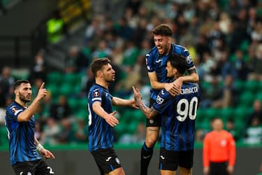 epa11202535 Atalanta player Gianluca Scamacca (R) celebrates with teammates after scoring the 1-1 equaliser goal during the UEFA Europa League round of sixteen first leg soccer match between Sporting CP and Atalanta BC in Lisbon, Portugal, 06 March 2024.  EPA/JOSÉ SENA GOULÃO