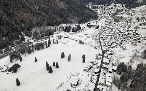 Prima neve di stagione a Falcade, sulle Dolomiti bellunesi, 20 novembre 2025.