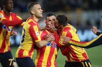 US Lecce's Gabriel Strefezza (C) celebrated by his teammates after scoring the goal during the Italian Serie A soccer match US Lecce - Udinese Calcio at the Via del Mare stadium in Lecce, Italy, 28 April 2023. ANSA/ABBONDANZA SCURO LEZZI