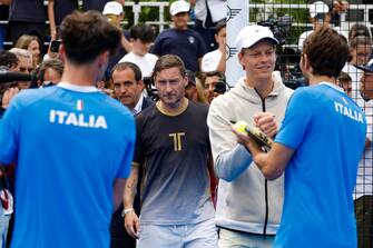 Jannik Sinner (D) e Francesco Totti si sfidano sul campo di padel nell ambito degli Internazionali di Tennis, Roma 15 maggio 2023. ANSA/FABIO FRUSTACI