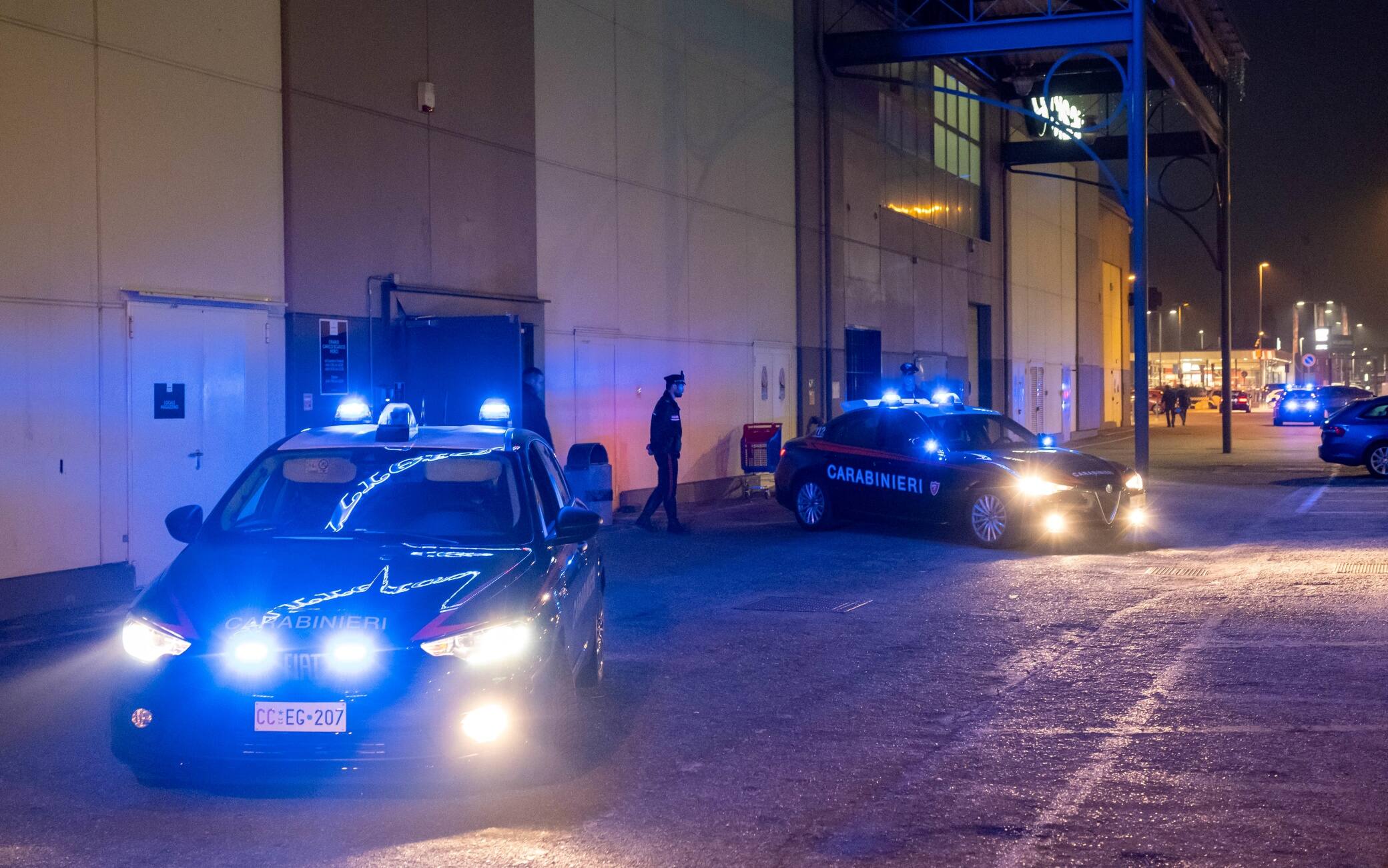 ASSAGO - Uomo accoltella cinque persone nel centro commerciale Milanofiori, 1 morto e 3 feriti tra cui il calciatore del Monza Pablo Mari (ASSAGO - 2022-10-27, Massimo Alberico) p.s. la foto e' utilizzabile nel rispetto del contesto in cui e' stata scattata, e senza intento diffamatorio del decoro delle persone rappresentate