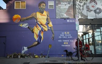 LOS ANGELES, CALIFORNIA - FEBRUARY 14: A mural depicting deceased NBA star Kobe Bryant, painted by @jc.ro, is displayed on a building on February 14, 2020 in Los Angeles, California. Numerous murals depicting Bryant have been created around greater Los Angeles following their tragic deaths in a helicopter crash which left a total of nine dead. A public memorial service honoring Bryant will be held February 24 at the Staples Center in Los Angeles, where Bryant played most of his career with the Los Angeles Lakers.  (Photo by Mario Tama/Getty Images)