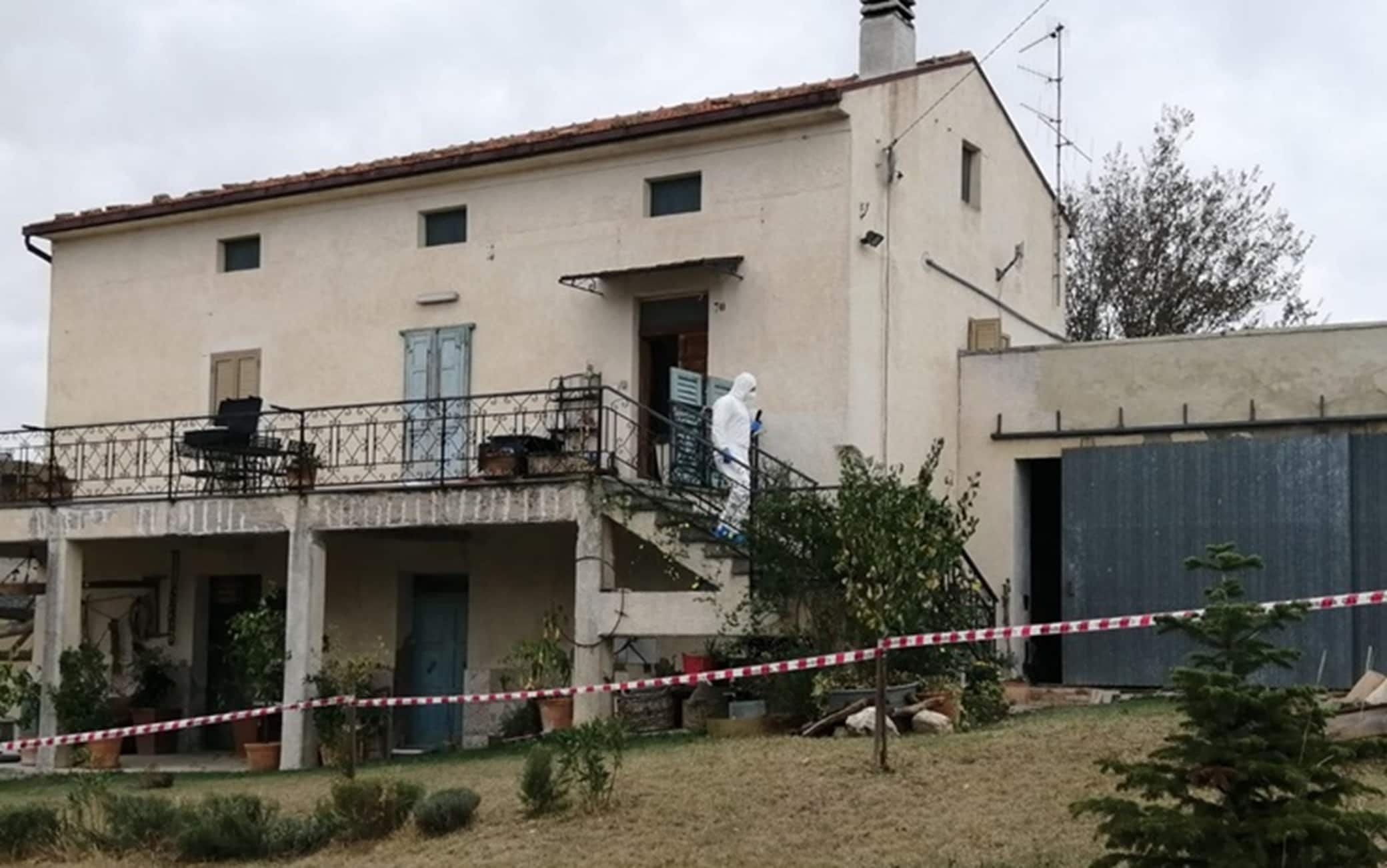 Una donna di 66 anni è stata trovata morta questa mattina nella sua abitazione a Casoli (Chieti). Secondo le prime informazioni, la donna sarebbe stata uccisa: è stata trovata in una pozza di sangue con una ferita da arma da taglio all'addome. Sul posto, nel paese di circa cinquemila abitanti dell'entroterra abruzzese, stanno operando i Carabinieri della compagnia di Lanciano (Chieti) e del Nucleo Operativo e Radiomobile di Chieti. Al momento il marito sarebbe irreperibile, 1 novembre 2023. ANSA/WALTER BERGHELLA