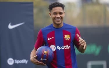 epa11058722 Brazilian soccer player Vitor Roque poses for photographs during his presentation as new player of FC Barcelona in Barcelona, Spain, 05 January 2024.  EPA/Quique Garcia