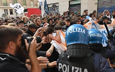 Manifestazione studenti contro il governo Meloni, Torino, 3 ottobre 2023. ANSA/ALESSANDRO DI MARCO