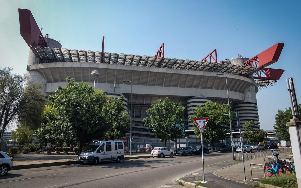 Stadio San Siro, il consiglio comunale approva vendita a Milan e Inter