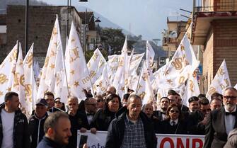 Sant'Antonio Abate - 300 dipendenti del Grand hotel la Sonrisa -  "il cosidetto CASTELLO DELLE CERIMONIE" -confiscato e affidato al patrimonio immobile del Comune, per lottizzazione abusiva, hanno marciato insieme fino al Municipio di Sant'Antonio Abate (Sant'Antonio Abate - 2024-02-22, Felice De Martino) p.s. la foto e' utilizzabile nel rispetto del contesto in cui e' stata scattata, e senza intento diffamatorio del decoro delle persone rappresentate