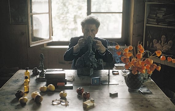 Alberto Giacometti am Arbeitstisch in Stampa (Alberto Giacometti at his worktable in Stampa) 1964 © Succession Alberto Giacometti / 2025, ProLitteris, Zurich. Photo: Ernst Scheidegger © 2025 Stiftung Ernst Scheidegger-Archiv, Zürich