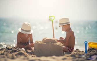 bambini spiaggia giochi