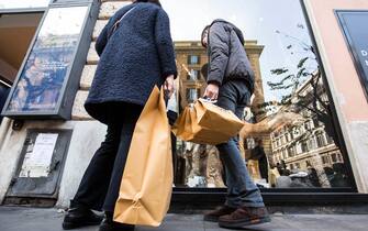 Roma, shopping prenatalizio a via Cola di Rienzo
