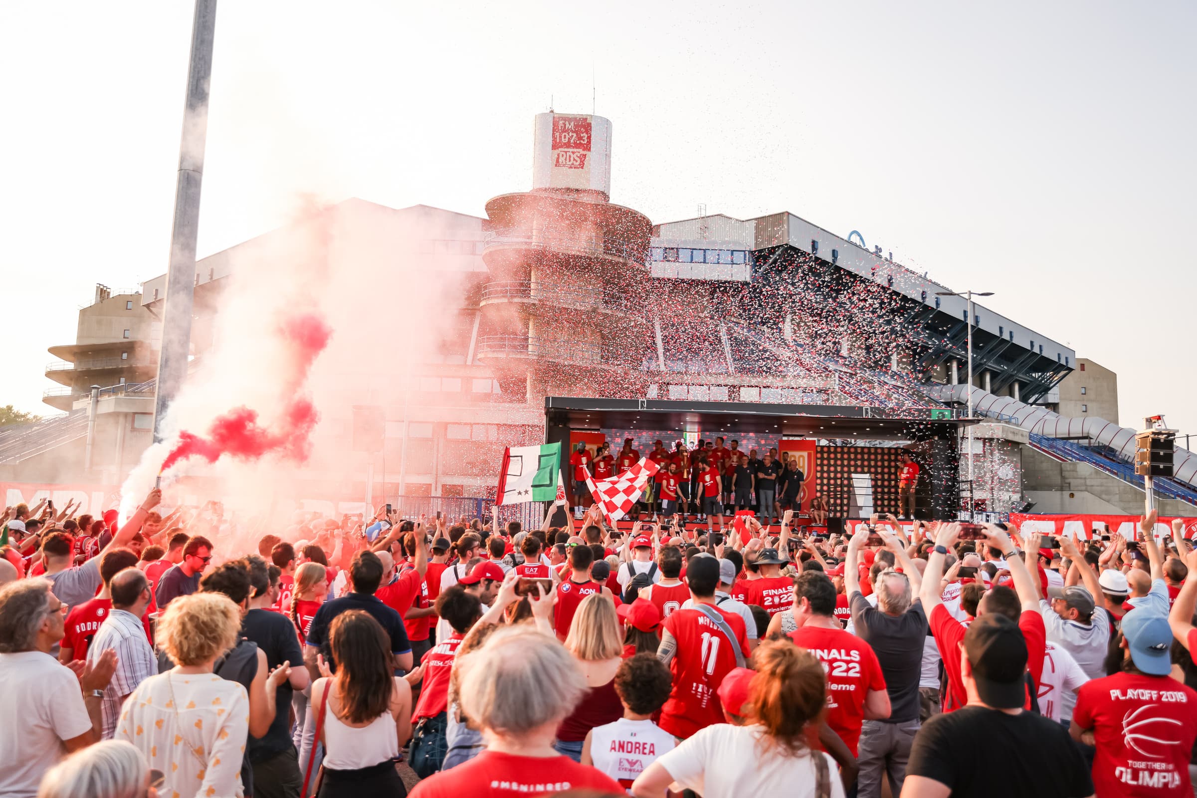 Foto LaPresse 
19 Giugno, 2022 Milano, Italia 
sport basket 
La festa scudetto con i tifosi dell\'Olimpia Milano dopo la vittoria dello scudetto numero 29. Nella foto: un momento della festa scudetto

Photo LaPresse 
June 19, 2022 Milan, Italy 
sport basketball
The Scudetto party with the Olimpia Milano fans after winning the Scudetto number 29. In the photo: a moment of the Scudetto party