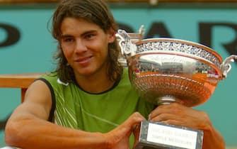 TENNIS: FRANCIA; VITTORIA NADAL Spain's Rafael Nadal poses with the trophy after winning the Men's Final against Mariano Puerta of Argentina at the French Open in Roland Garros, Paris, Sunday 05 June 2005. Nadal won 6-7, 6-3, 6-1, 7-5.  ANSA / SRDJAN SUKI / PAL