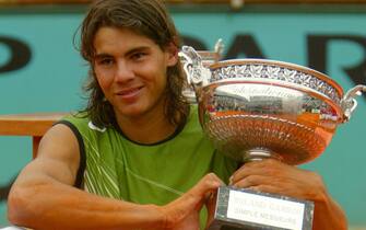 Rafael Nadal con il trofeo del Roland Garros nel 2005 TENNIS: FRANCIA; VITTORIA NADAL Spain's Rafael Nadal poses with the trophy after winning the Men's Final against Mariano Puerta of Argentina at the French Open in Roland Garros, Paris, Sunday 05 June 2005. Nadal won 6-7, 6-3, 6-1, 7-5. ANSA / SRDJAN SUKI / PAL
