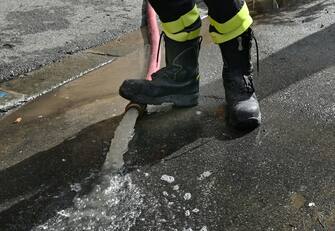 Vigili del Fuoco al lavoro per liberare scantinati dall'acqua, dopo il nubifragio della notte a causa della pioggia, Genova, 28 agosto 2023.
ANSA/LUCA ZENNARO (vigile del fuoco, pompiere, vigili del fuoco, pompieri, simbolica, generica, stivali)