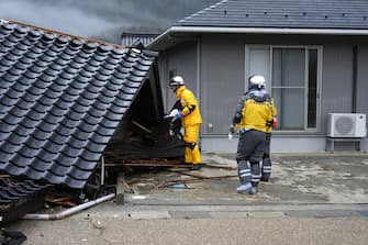 epa11054316 Rescue workers search for missing people at a collapsed building in Monzen Town, Wajima City, Ishikawa Prefecture, Japan, 03 January 2024. At least 62 people were killed by the magnitude 7 earthquake (the USGS listed the magnitude as 7.5) which occurred on 01 January, according to the Ishikawa Prefecture Government.  EPA/FRANCK ROBICHON