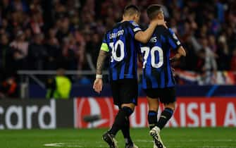 epa11219259 Inter's Lautaro Martinez (L) comforts teammate Alexis Sanchez during the penalty shootout of the UEFA Champions League round of 16 second leg soccer match between Atletico de Madrid and FC Inter, in Madrid, Spain, 13 March 2024.  EPA/JUANJO MARTIN