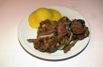 CASSOEULA POLENTA E CARNE PIATTO (MILANO - 2001-10-23, Mantero Letizia) p.s. la foto e' utilizzabile nel rispetto del contesto in cui e' stata scattata, e senza intento diffamatorio del decoro delle persone rappresentate