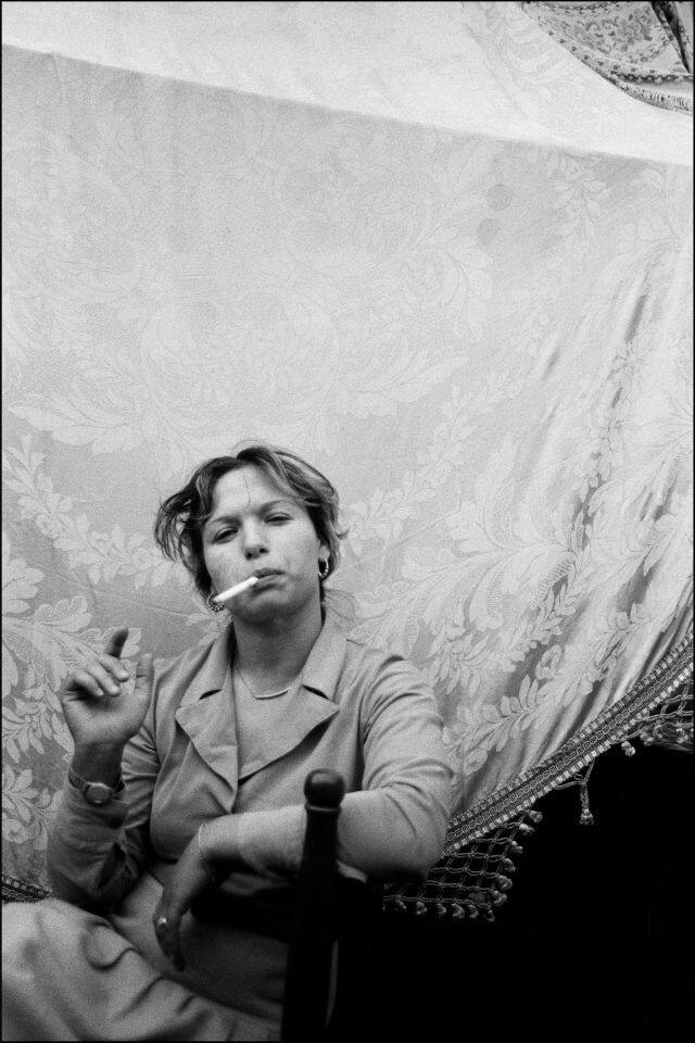 Letizia-Battaglia-Donna-che-fuma-Catania-1984-C-Letizia-Battaglia.jpg