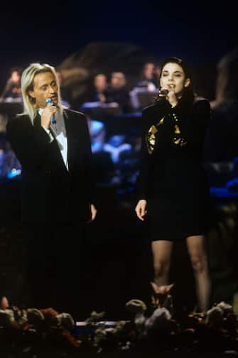Italian singer-songwriter Amedeo Minghi singing the song Vattene amore with Italian singer Mietta (Daniela Miglietta) at the 40th Sanremo Music Festival. Sanremo, 1990. (Photo by Mondadori via Getty Images)