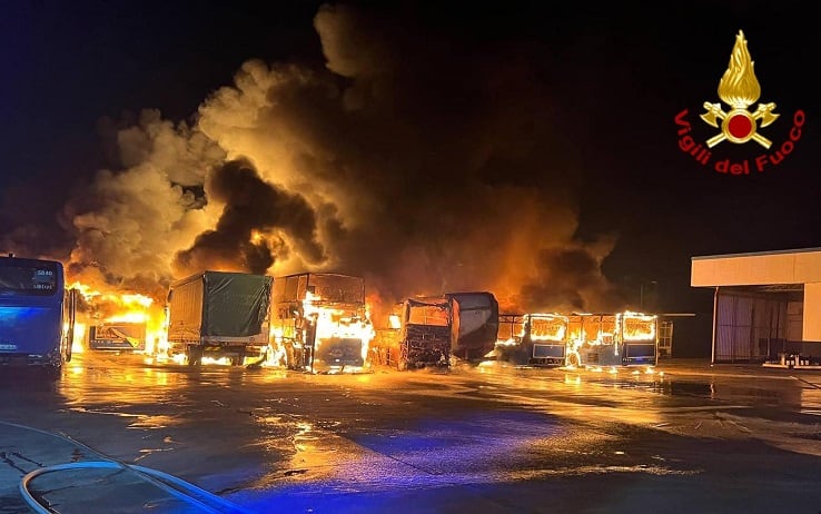 Il vasto incendio in una autofficina meccanica a Nettuno, centro del litorale laziale, 24 Ottobre 2022. ANSA/US/VVFF