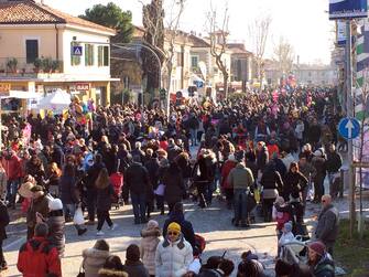 Sfilate Carnevale Una giornata di sole per il primo appuntamento del Carnevale di Fano (Pesaro Urbino), che si è aperto oggi, 24 gennaio 2016. Hanno sfilato in piazza la banda, bambini mascherati, ma anche animali, soprattutto cani in costume da 'Superman', anzi 'Superdog, protagonisti del Carnevale Animal Friendly. ANSA/ UFFICIO STAMPA CARNEVALE DI FANO +++ ANSA PROVIDES ACCESS TO THIS HANDOUT PHOTO TO BE USED SOLELY TO ILLUSTRATE NEWS REPORTING OR COMMENTARY ON THE FACTS OR EVENTS DEPICTED IN THIS IMAGE; NO ARCHIVING; NO LICENSING +++