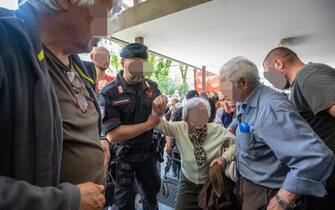 ALLAGAMENTI IN ROMAGNA.  A Conselice iniziate le vaccinazioni per la popolazione delle zone interessate dall' alluvione. I Carabinieri aiutano un' aziana signora a raggiungere l' ambulatorio per la vaccinazione