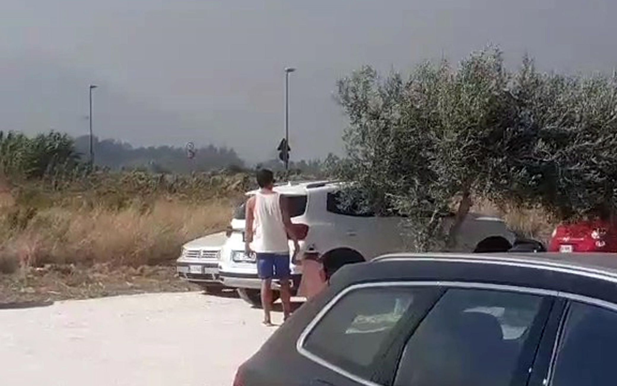 FRAME DA VIDEO - incendio all'aeroporto siciliano, fuga dei turisti
fonte Ignazio Marchese