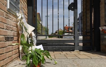 Fiori lasciati a Paderno Dugnano, nel Milanese, dove un 17enne ha confessato di avere ucciso i genitori e il fratello di 12 anni, 03 settembre 2024.
ANSA/ SERGIO PONTORIERO