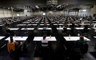 epa08507991 Over 700 students of the TU Dortmund University write their exams in German for Foreigners in the Westfalenhalle in Dortmund, Germany, 25 June 2020. In order to slow down the ongoing pandemic of COVID-19 disease caused by the SARS-CoV-2 coronavirus, about 7500 students will write their exams in the exhibition hall in the upcoming days, in compliance with the hygiene concept.  EPA/FRIEDEMANN VOGEL