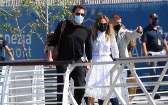 I Bennifer camminano per mano