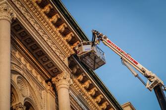 Un momento dell' intervento dei vigili del fuoco in piazza Duomo per alcuni calcinacci caduti dalla facciata della Galleria Vittorio Emanuele Milano 24 Gennaio 2024
ANSA/MATTEO CORNER