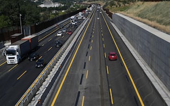 La nuova terza corsia sull'autostrada del Sole A/1 nel tratto fra i caselli di Firenze Sud e Incisa, aperta stamani al traffico , e già transitata dai veicoli,  Il nuovo tratto è diventato percorribile per la prima volta dalle 6. Si tratta di un nuovo tracciato che si estende per 5 km di lunghezza con piattaforma complessiva di 15 metri di larghezza, 30 Luglio 2021. ANSA/CLAUDIO GIOVANNINI