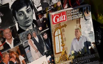 This photograph shows a portraits of late French actor Alain Delon on the front page of magazines left by his fans at the entrance gate of Delon's property La Brulerie in Douchy, central France, on August 24, 2024. French film legend Alain Delon has died at the age of 88, his three children told AFP in a statement on August 18, 2024, following a battle with ill health. (Photo by GUILLAUME SOUVANT / AFP)