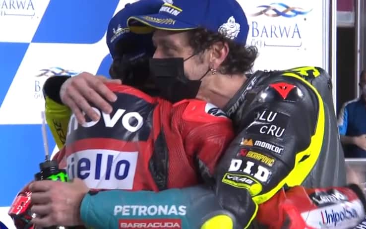 L'abbraccio tra Bagnaia e Rossi al termine delle qualifiche in Qatar