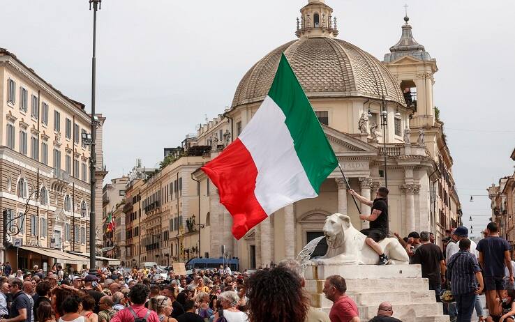 No Green pass supporters during a demonstration in Piazza del Popolo, in Rome, Italy, 27 July 2021. ANSA/GIUSEPPE LAMI