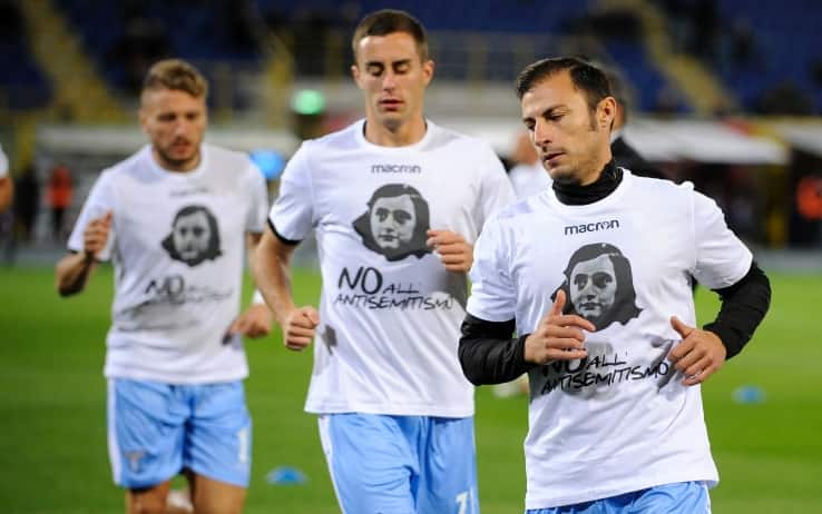 La Lazio si riscalda al DAll'Ara con la maglia commemorativa dii Anna Frank (Getty)