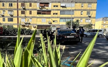 Carabinieri all'esterno del Parco Verde a Caivano dove la scorsa notte in seguito ad un raid  sono stati esplosi diversi colpi di arma da fuoco, 11, Settembre 2023. ANSA/CESARE ABBATE