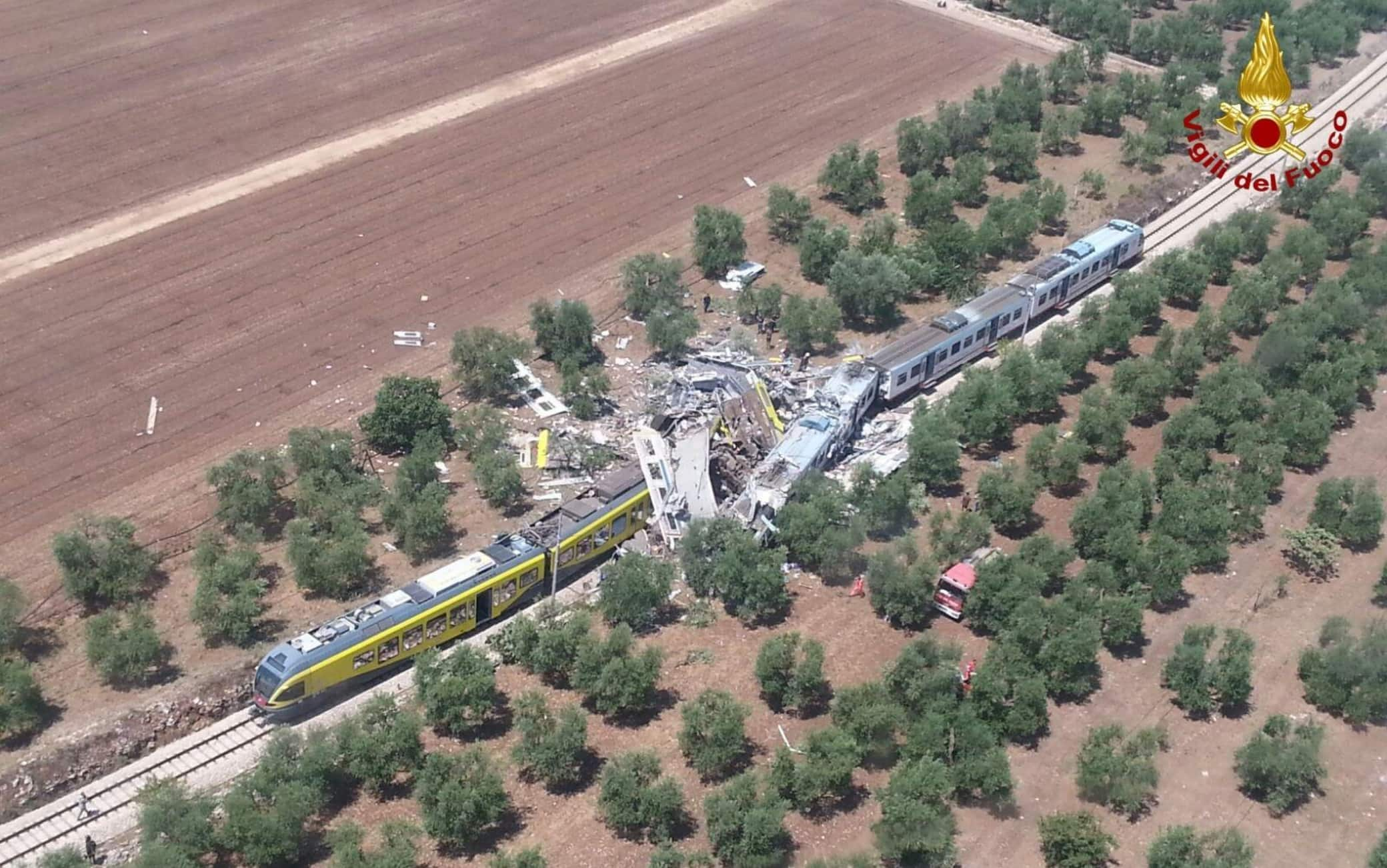 Lo scontro tra due treni di linea della Bari Nord avvenuto sul tratto a binario unico tra Ruvo di Puglia e Corato, 12 luglio 2016.
ANSA/VIGILI DEL FUOCO
+++ ANSA PROVIDES ACCESS TO THIS HANDOUT PHOTO TO BE USED SOLELY TO ILLUSTRATE NEWS REPORTING OR COMMENTARY ON THE FACTS OR EVENTS DEPICTED IN THIS IMAGE; NO ARCHIVING; NO LICENSING +++