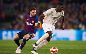 epa07510843 FC Barcelona's forward Leo Messi (L) vies for the ball against Manchester United's midfielder Paul Pogba (R) during the UEFA Champions League quarter-final second leg match between FC Barcelona and Manchester United at Camp Nou stadium in Barcelona, Catalonia, Spain, 16 April 2019.  EPA/Alejandro Garcia