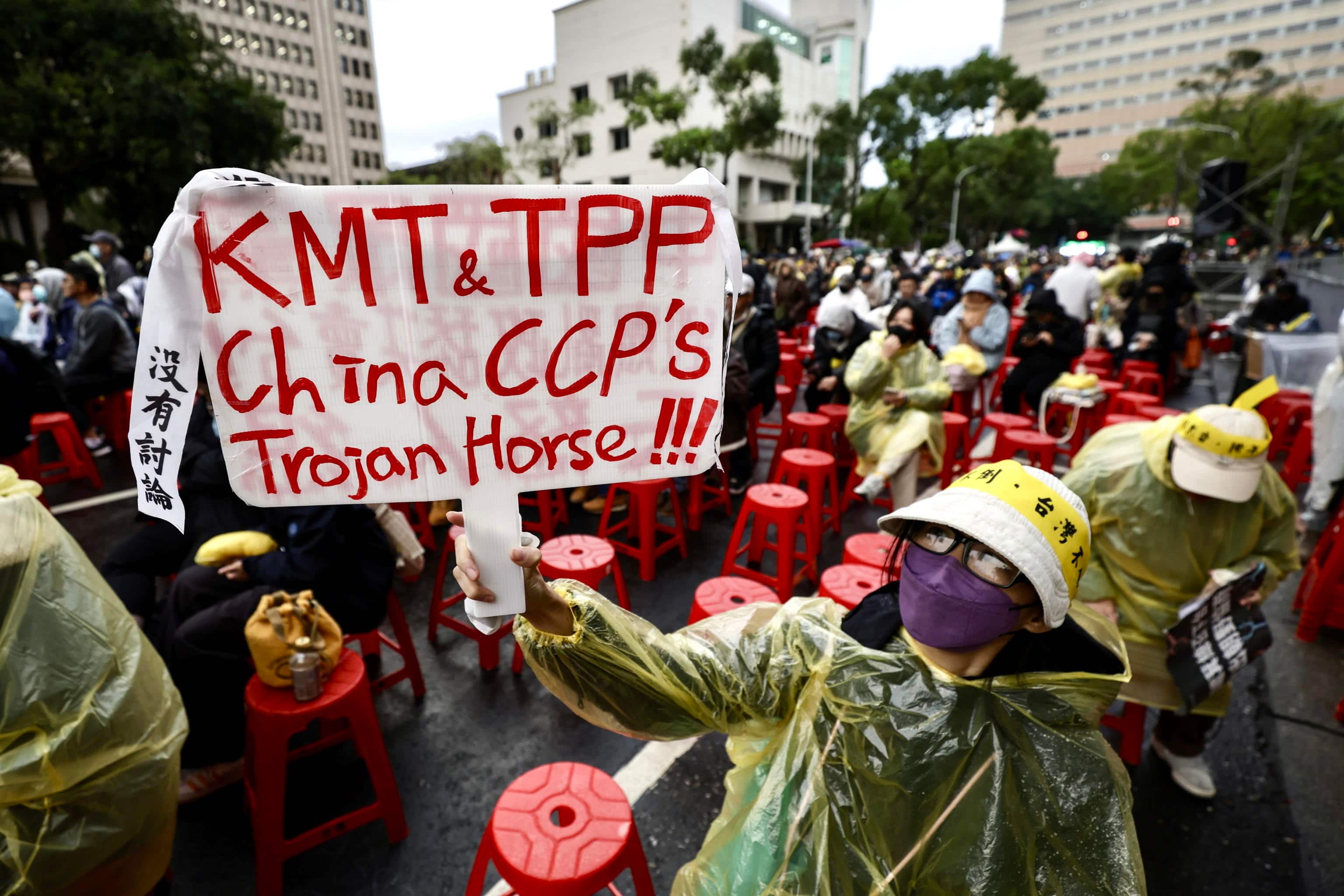 La protesta davanti al Parlamento di Taipei