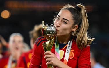 epa10809840 Olga Carmona of Spain kisses the winner s trophy after winning the FIFA Women's World Cup 2023 Final soccer match between Spain and England at Stadium Australia in Sydney, Australia, 20 August 2023.  EPA/DEAN LEWINS  AUSTRALIA AND NEW ZEALAND OUT