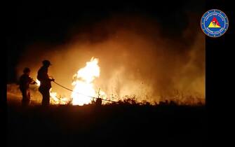 Vigili del fuoco al lavoro per spegnere gli incendi nella zona di Petralia